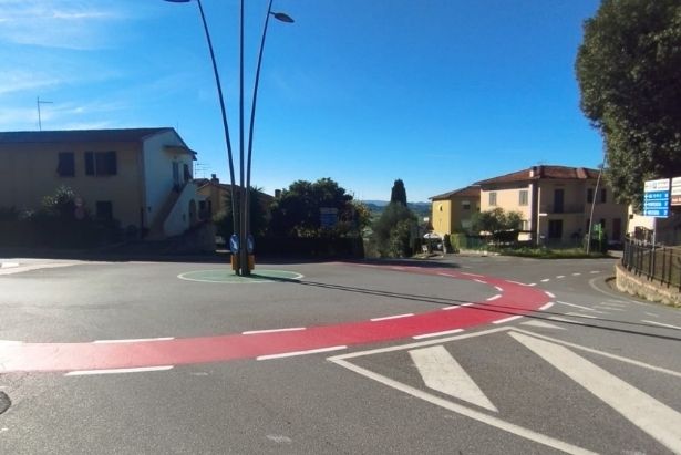 Peccioli pedala verso un borgo più sicuro e sostenibile: nuova segnaletica per la ciclabilità