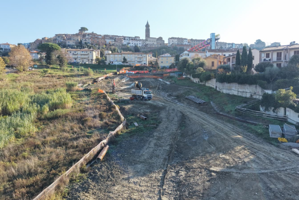 Il cantiere della terza passerella di collegamento tra centro storico e provinciale La Fila