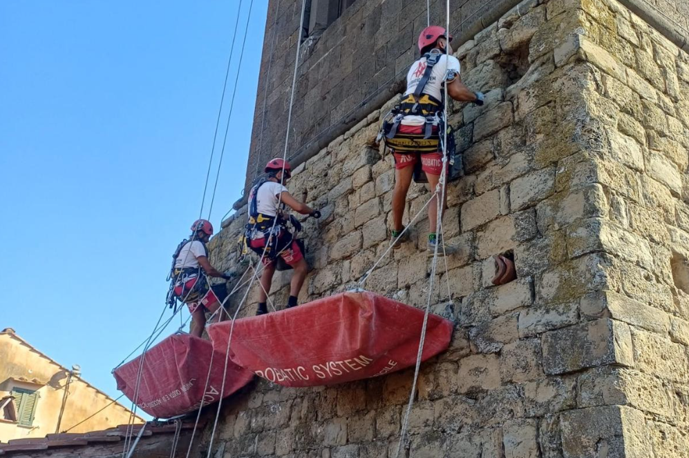 I lavori del team acrobatico al campanile di Peccioli