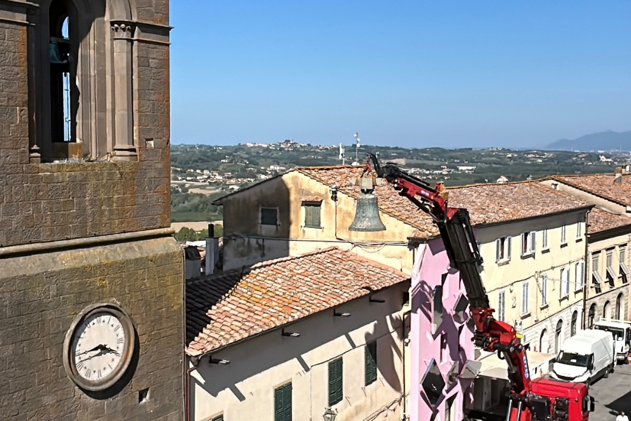 La rimozione di una campana del Campanile del Bellincioni