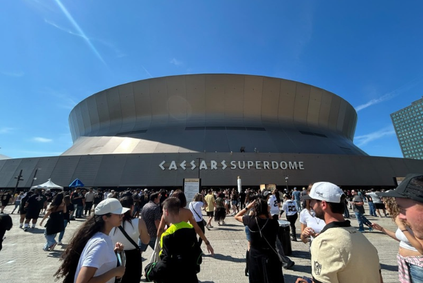 Giovani pecciolesi davanti allo stadio di New Orleans