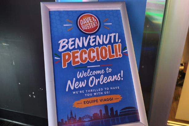 Il cartello per la cena dei giovani di Peccioli a New Orleans