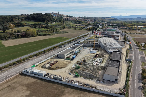 Il cantiere del nuovo villaggio scolastico e Peccioli all'orizzonte