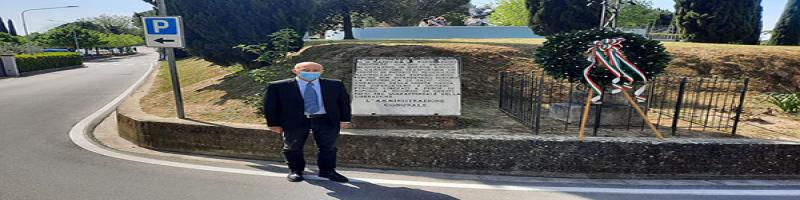 25 aprile una corona di alloro al monumento dedicato ai partigiani