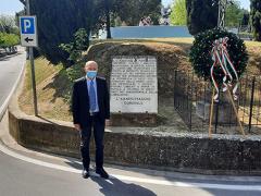 25 aprile una corona di alloro al monumento dedicato ai partigiani