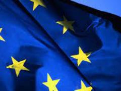Celebrata la Festa dell'Europa 2021. La biblioteca e il sovrappasso pedonale illuminati di blu